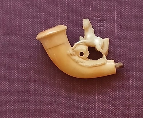 Small pipe with carved horse - small,